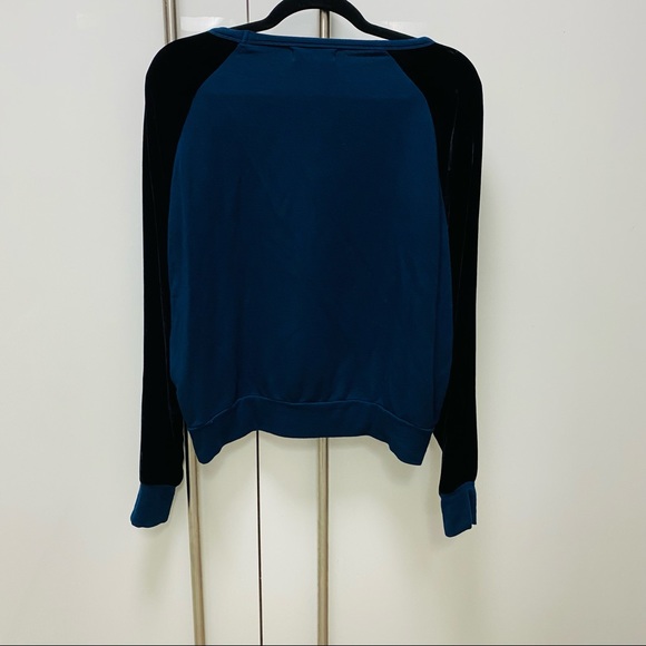 Velvet Graham & Spencer Long Sleeved Top w/black Velvet sleeves and navy bodice - Picture 3 of 4